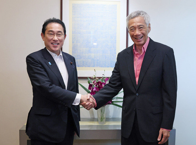 기시다 후미오 일본 총리가 5일 리셴룽 싱가포르 총리와 만나 악수하고 있다. 2023.05.05/뉴스1