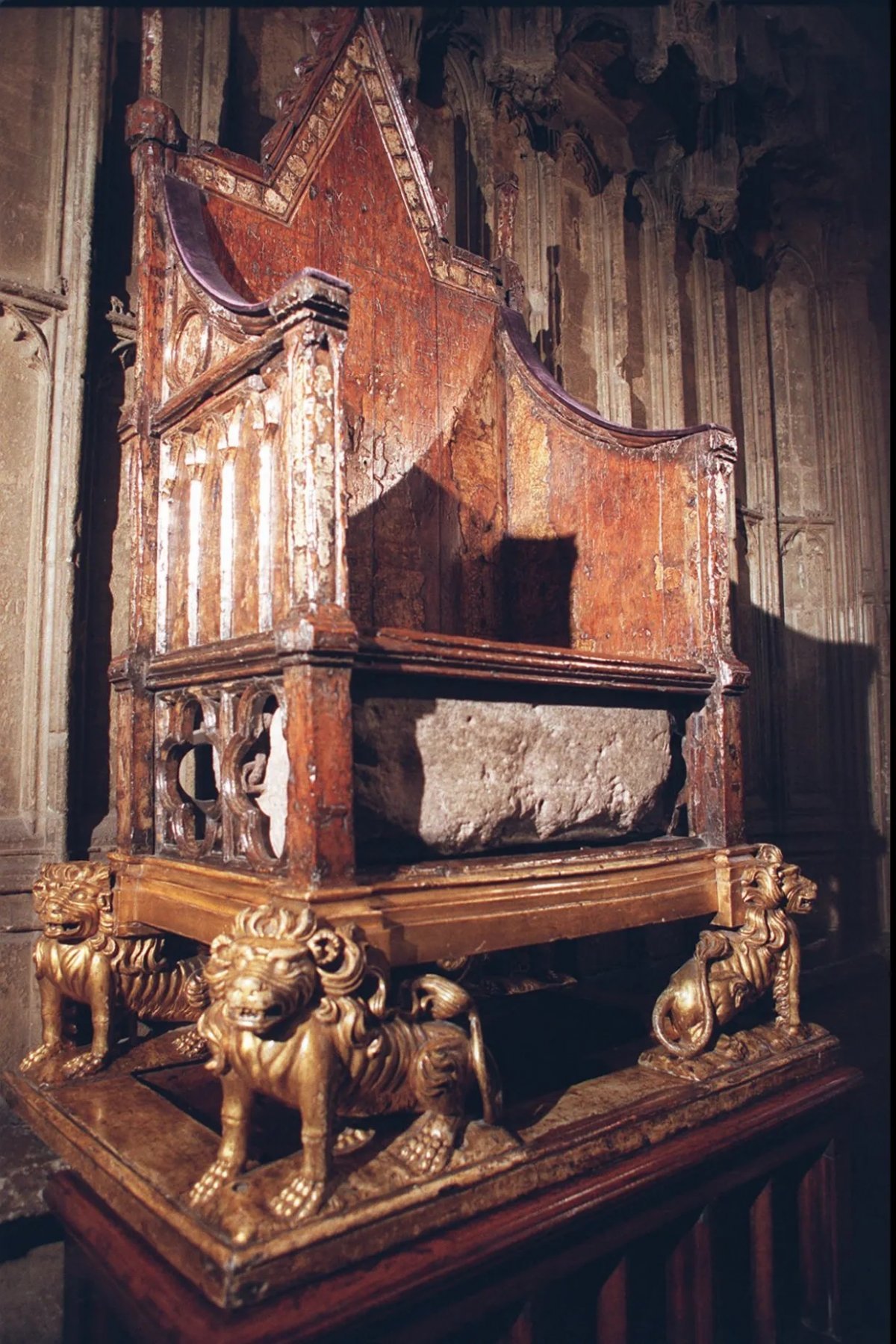 1308년 에드워드 1세 대관식 때 의자 대신 사용한 ‘운명의 돌’이 들어가는 대관식 의자. 런던=AP 뉴시스