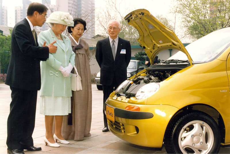 1999년 4월 김우중 대우그룹 회장이 대우자동차 디자인센터에서 영국 엘리자베스 2세 여왕에게 신타 ‘마티즈’를 직접 소개하고 있다. 대우세계경영연구회 제공