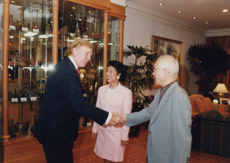 1999년 5월 김우중 대우그룹 회장이 서울 남산 힐튼호텔에서 도널드 트럼프 당시 트럼프 그룹 회장과 만나 인사하고 있다. 대우세계경영연구회 제공
