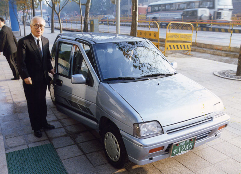 1992년 김우중 대우그룹 회장이 대우전자 사옥 앞에서 대우자동차 ‘티코’에 탑승하는 모습. 김 회장은 당시 청와대를 출입할 때도 이 차를 업무차로 썼다. 대우세계경영연구회 제공