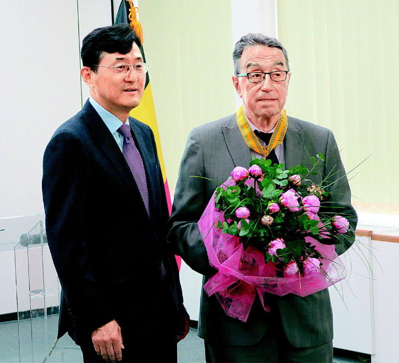 4일(현지 시간) 벨기에 브뤼셀 주벨기에 한국대사관에서 샤를 나베 씨(오른쪽)가 윤순구 대사에게서 국민훈장 모란장을 받고 있다. 주벨기에 한국문화원 제공
