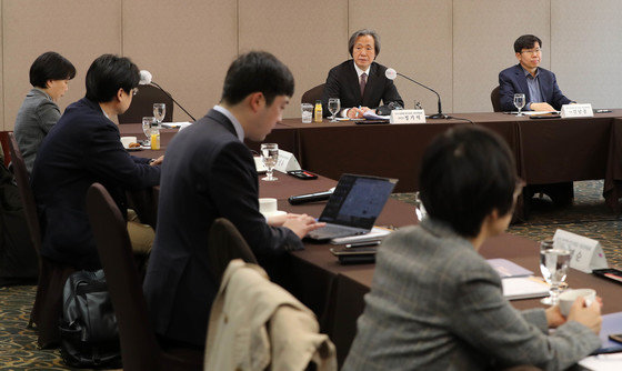 정기석 국가감염병위기대응자문위원회 위원장이 27일 오후 서울 중구 코리아나호텔에서 열린 제15차 국가 감염병 위기대응 자문위원회 회의에서 모두발언을 하고 있다. 2023.3.27 뉴스1