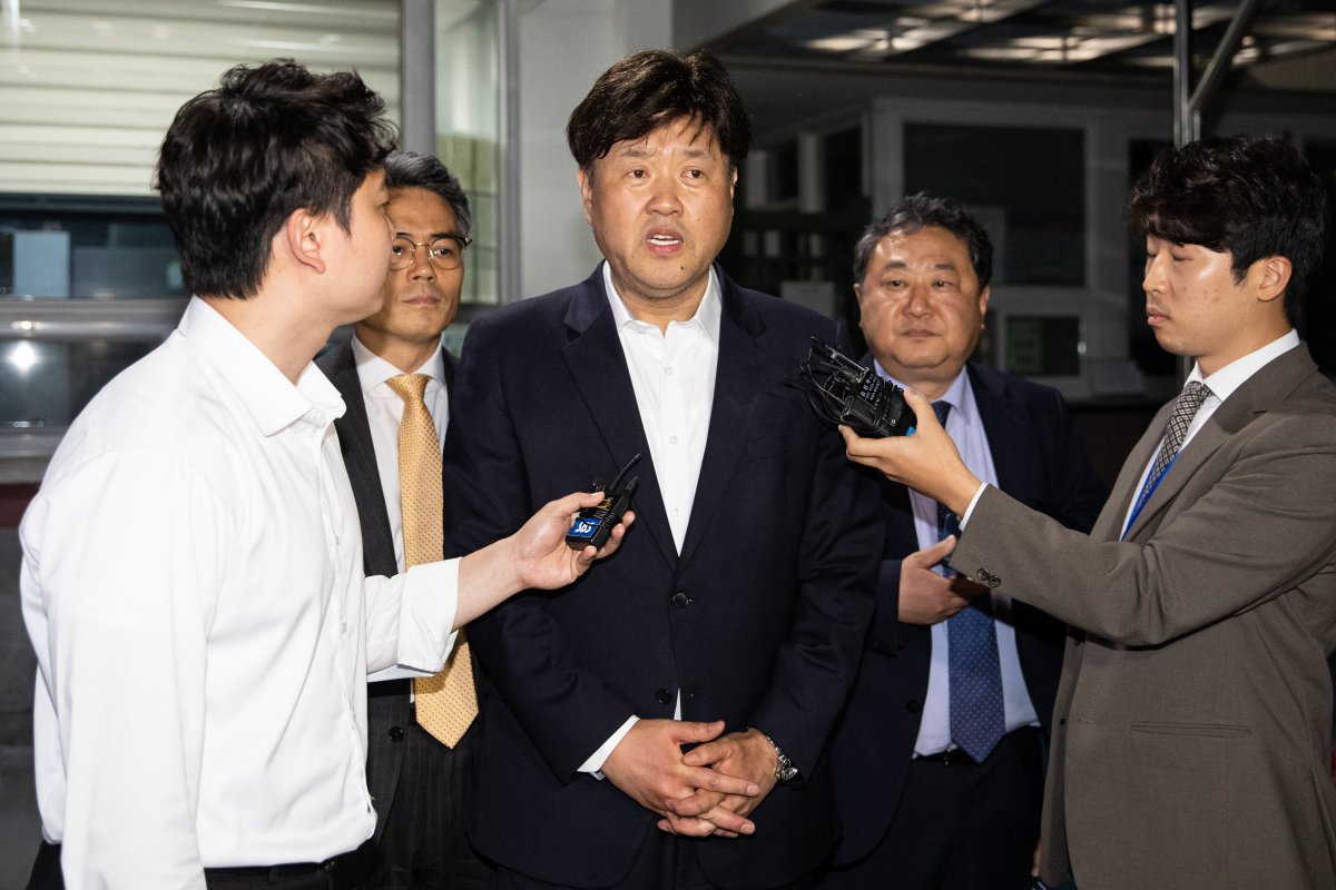 김용 전 민주연구원 부원장이 구속기간 만료를 3일 앞둔 4일 경기 의왕 서울구치소에서 보석으로 석방돼 취재진 질문에 답하고 있다. 뉴스1