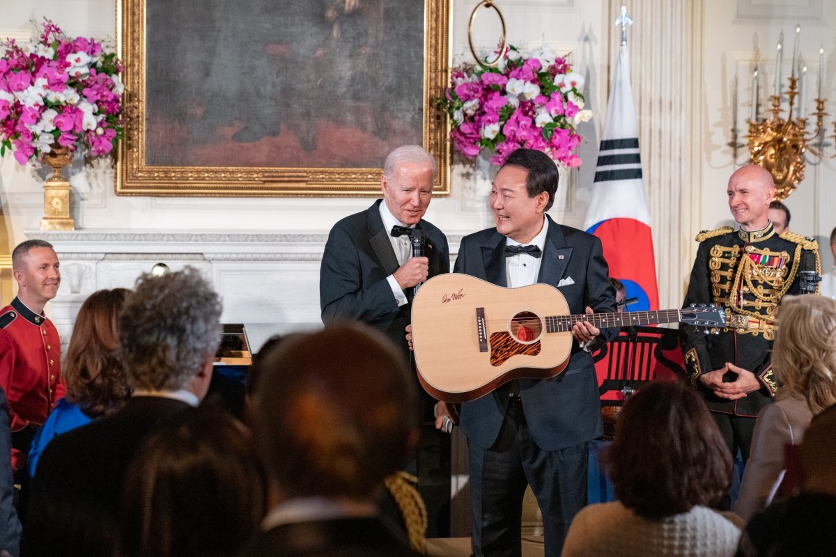 조 바이든 미국 대통령이 지난달 26일 열린 국빈만찬에서 돈 맥클린이 직접 서명한 기타를 윤 대통령에게 선물하는 모습. 대통령실 제공