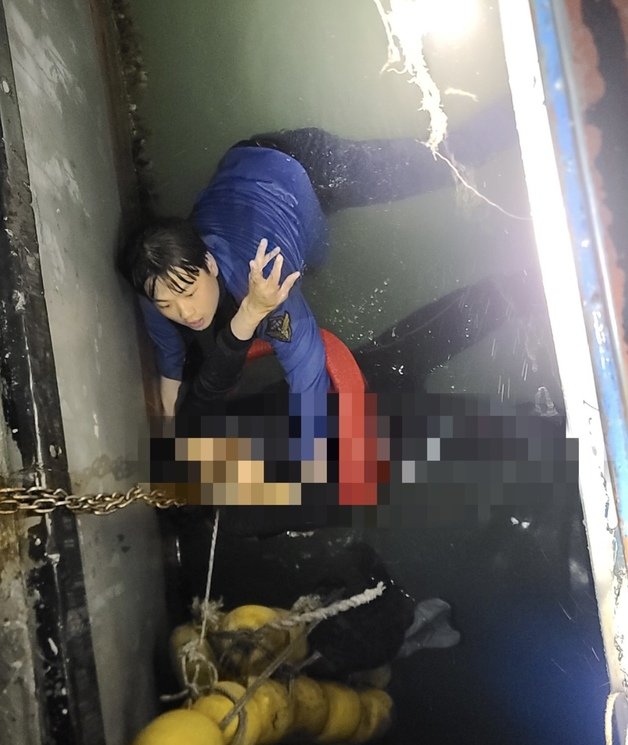 5일 오후 전남 목포시 북항에서 남성이 물에 빠져 해경이 긴급 구조하고 있다.(목포해양경찰서 제공) 2023.5.6/뉴스1