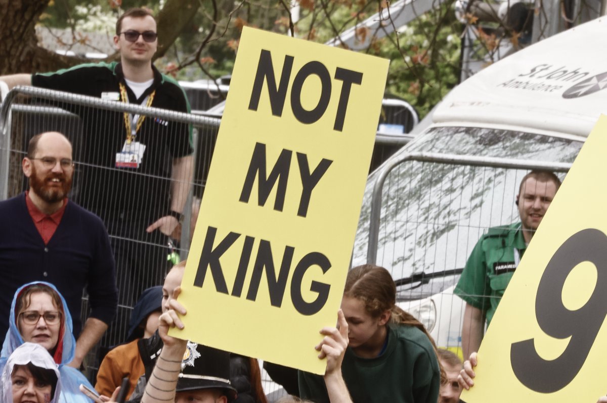 시위대가 6일(현지시간) 찰스 3세 영국 국왕의 대관식이 열리는 거리에서 “내 왕이 아니다(NOT MY KING)”라고 쓰인 플래카드를 들고 있다. 사진=게티이미지