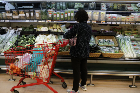. 2일 서울 시내의 한 대형마트에서 시민들이 장을 보고 있다. 2023.5.2/뉴스1
