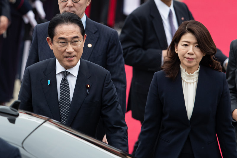 기시다 후미오(岸田文雄) 일본 총리 내외가 7일 경기 성남시 서울공항에 도착해 이동하고 있다. 기시다 총리는 도착 직후 국립현충원을 방문한 뒤 용산 대통령실에서 윤석열 대통령과 한일 정상회담에 임할 계획이다. 일본 총리가 양자 정상회담을 위해 우리나라를 찾는 건 지난 2011년 10월 노다 요시히코(野田佳彦) 당시 총리 이후 이번이 12년 만이다. 2023.5.7/뉴스1