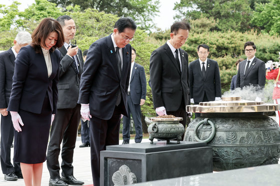 기시다 후미오(岸田文雄) 일본 총리와 부인 기시다 유코 여사가 7일 방한 첫 일정으로 서울 동작구 국립서울현충원을 참배하며 묵념하고 있다. 뉴스1 사진공동취재단