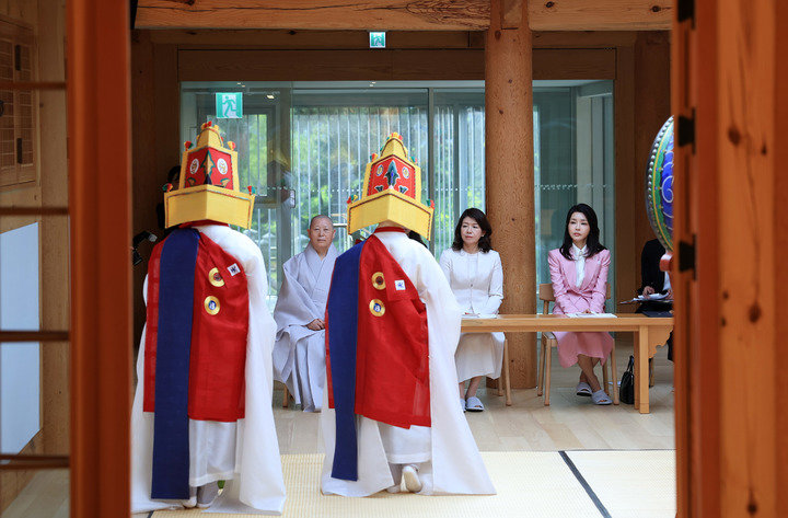 윤석열 대통령 부인 김건희 여사와 기시다 후미오 일본 총리 부인 유코 여사가 7일 서울 은평구 진관사를 방문해 한국 전통공연을 관람하고 있다. 대통령실 제공