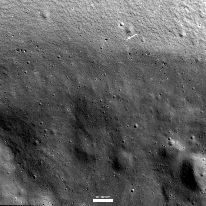 미국항공우주국(NASA)이 개발한 섀도캠이 고해상도로 촬영한 달 극지 ‘섀클턴 크레이터’의 표면. 화살표가 표시된 곳은 분화구 벽을 굴러 내려온 바위의 흔적이다. 미국항공우주국(NASA) 제공