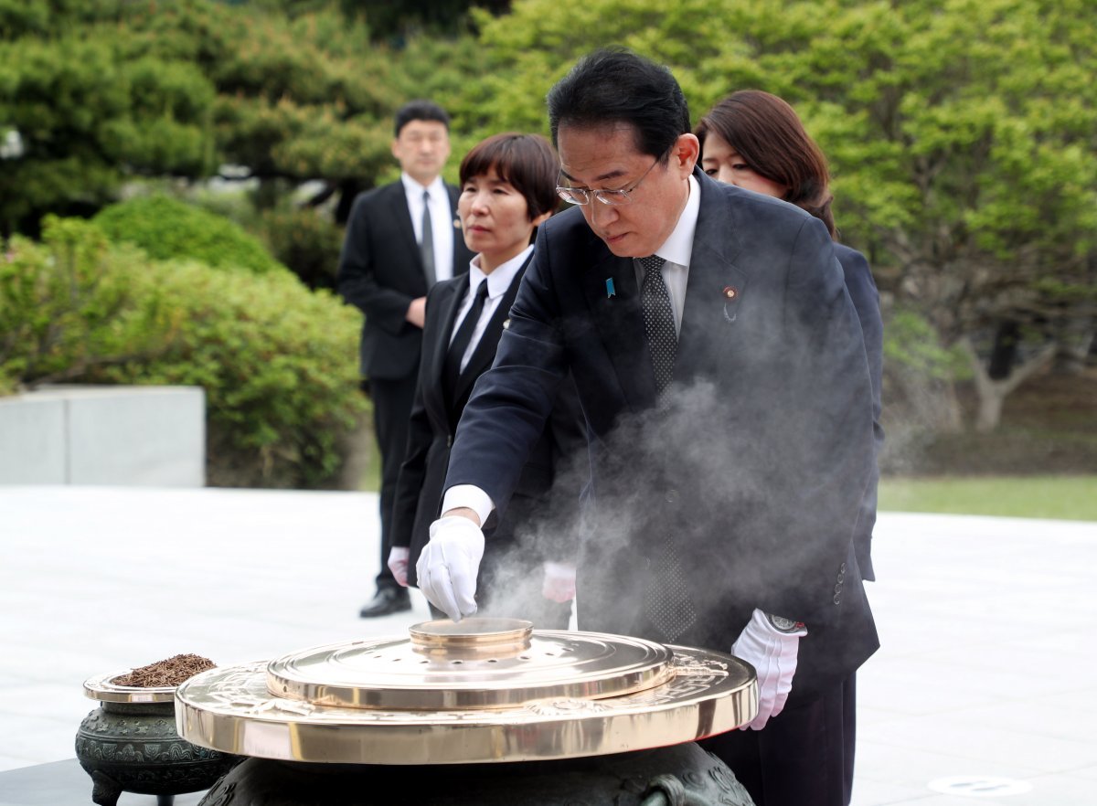 현충원서 분향하는 기시다 기시다 후미오 일본 총리가 7일 서울 동작구 국립서울현충원에서 분향을 하고 있다. 일본 현직
 총리가 현충원을 방문한 건 2011년 10월 노다 요시히코 총리 이후 12년 만이다. 기시다 총리 부인인 유코 여사(오른쪽)도 
참배에 동행했다. 사진공동취재단