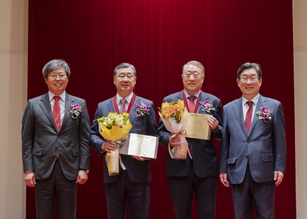 5일 고려대 개교 118주년 기념식에 참석한 승명호 고려대 교우회장, 이만득 삼천리그룹 회장, 문규영 아주그룹 회장, 김동원 고려대 총장(왼쪽부터). 고려대 제공