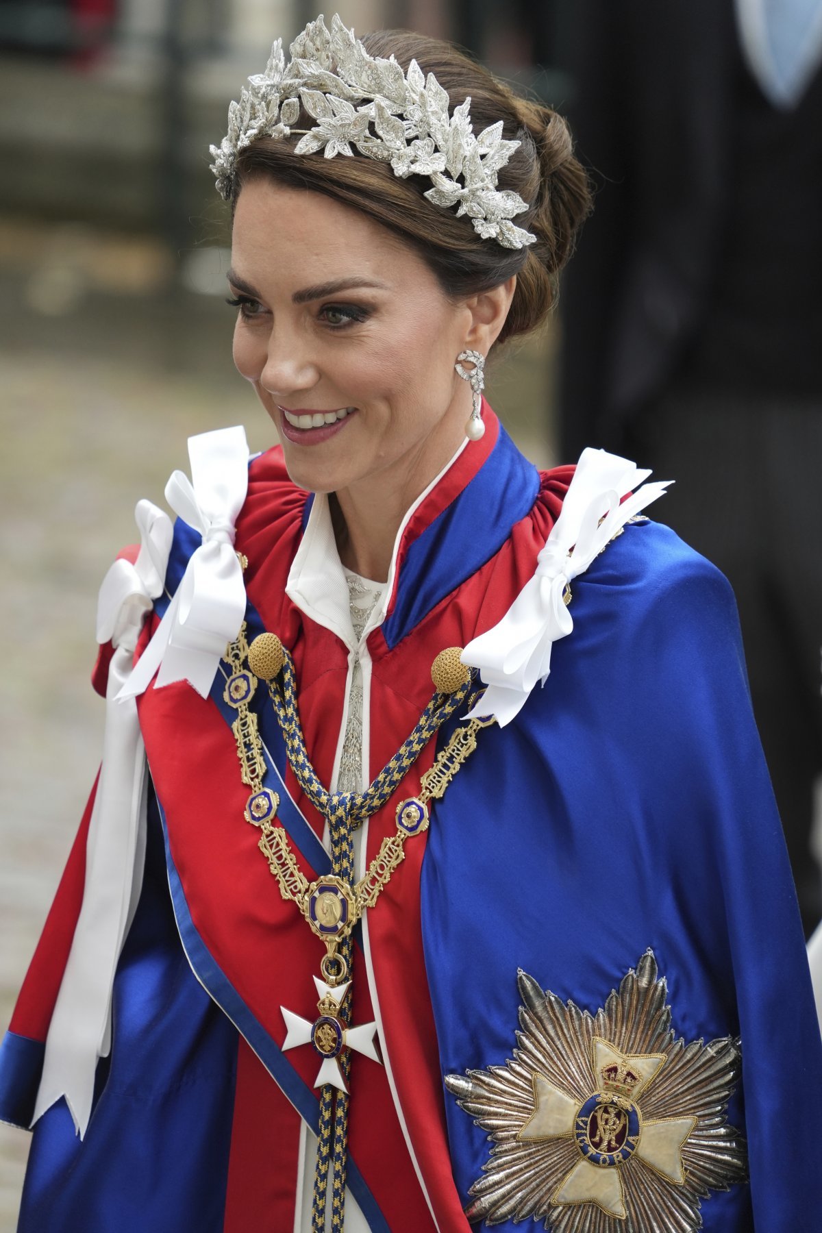 찰스 3세의 장남 윌리엄 왕세자의 부인인 케이트 미들턴 왕세자빈 또한 영국 디자이너 알렉산더 매퀸의 흰색 옷 위에 빨간색과 파란색이 어우러진 공식 예복을 걸쳤다. 런던=AP 뉴시스