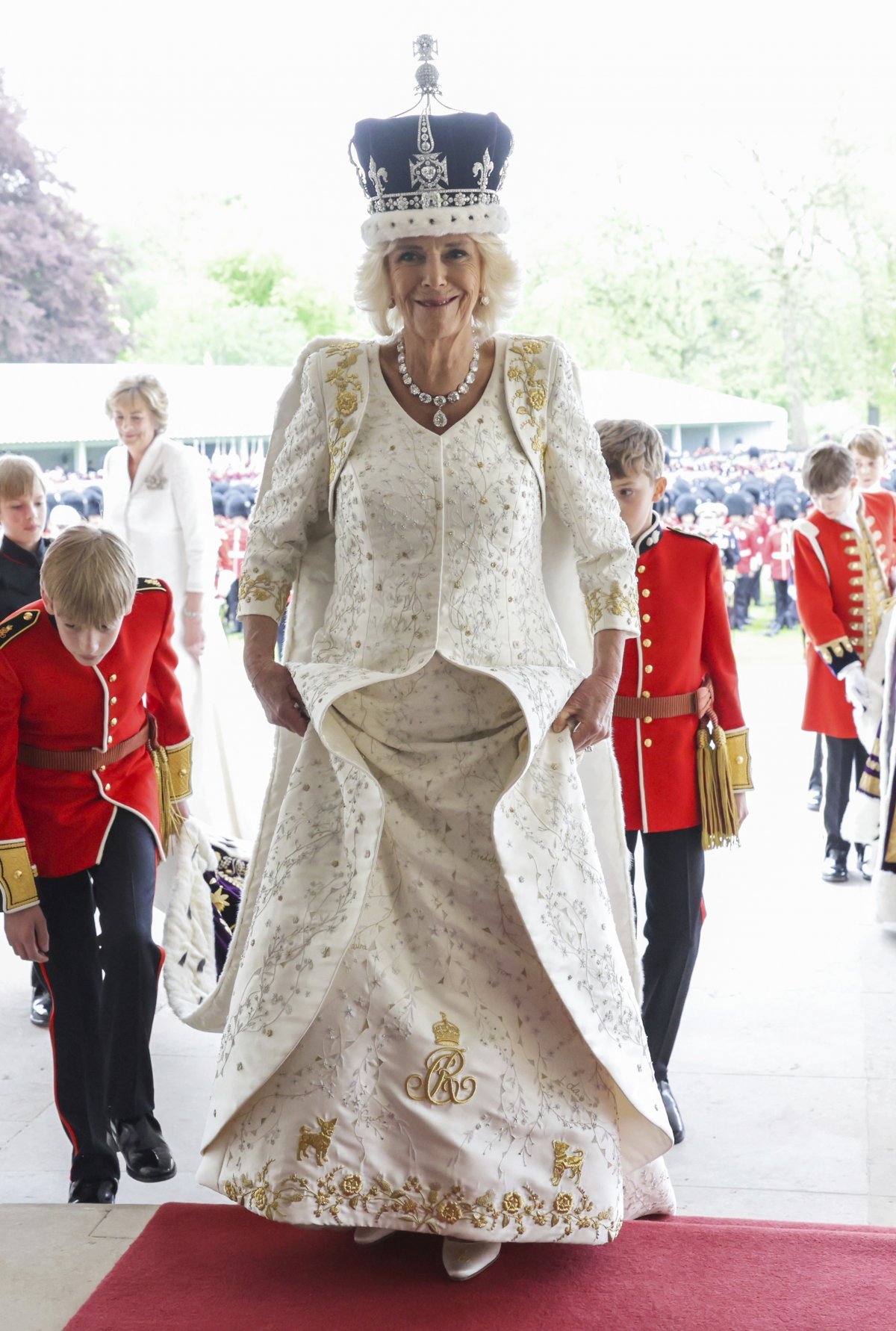 6일 찰스 3세 영국 국왕의 대관식이 끝난 직후 커밀라 왕비가 자국 디자이너 브루스 올드필드가 만든 흰색 옷을 입고 런던 버킹엄궁으로 들어서고 있다. 런던=AP 뉴시스