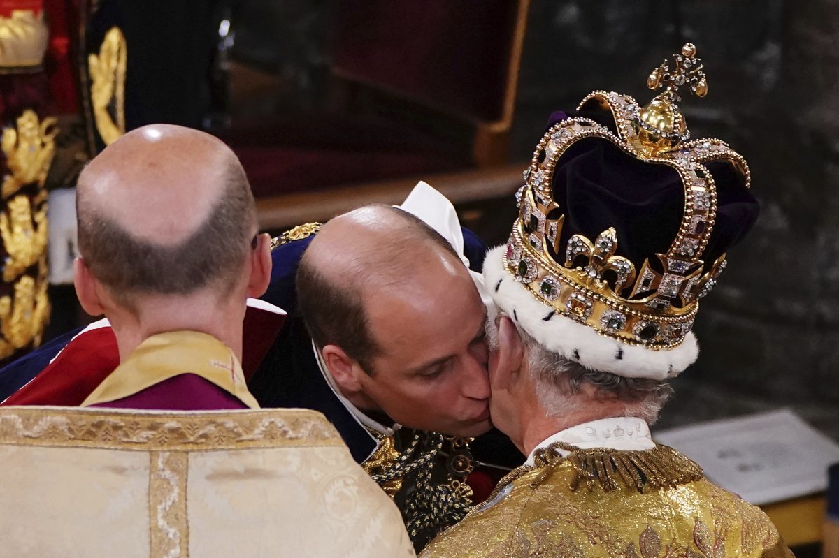 왕위 계승 1순위인 윌리엄 왕세자(가운데)는 이날 대관식에서 아버지의 볼에 입맞춤하며 경의를 표했다. 런던=AP 뉴시스