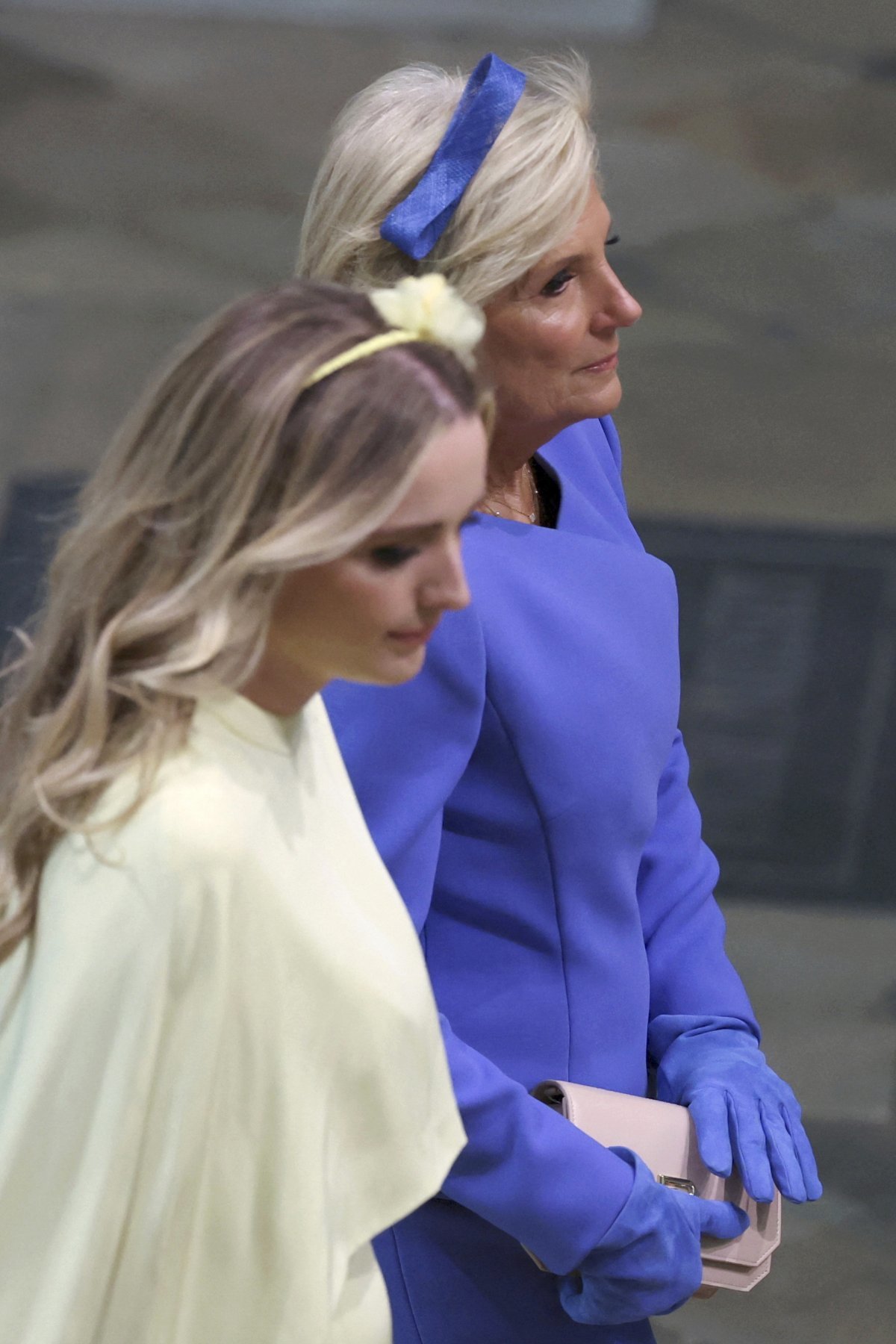조 바이든 미국 대통령의 부인 질 여사(오른쪽)와 손녀 피네건이 각각 우크라이나 국기를 연상시키는 파란색과 노란색 옷을 입고 
6일(현지 시간) 찰스 3세 영국 국왕의 대관식이 열리는 런던 웨스트민스터 사원으로 들어서고 있다. 런던=AP 뉴시스