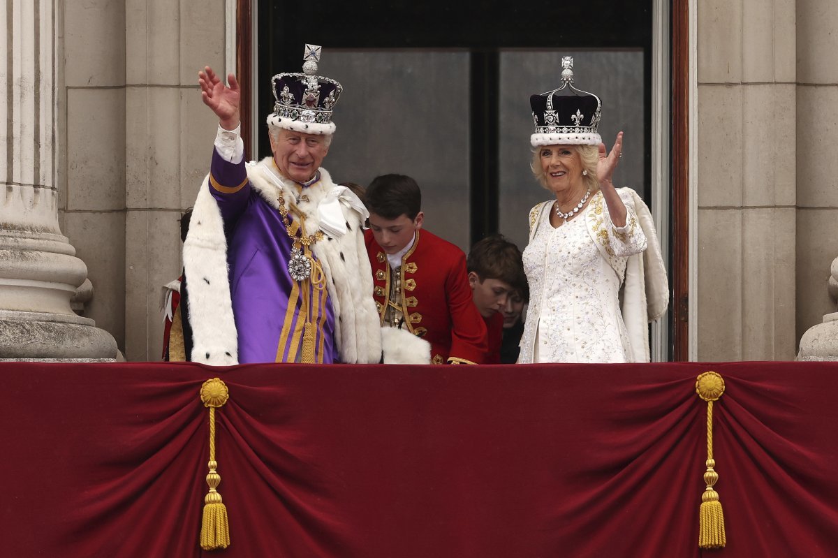 찰스 3세(왼쪽)가 6일(현지 시간) 자신의 대관식 후 같은 장소에서 커밀라 왕비와 손을 흔들고 있다. 런던=AP 뉴시스