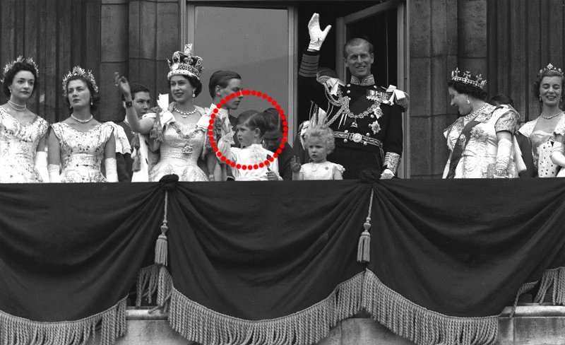 70년 뒤엔 아들이 발코니 인사 주인공 1953년 엘리자베스 2세 당시 영국 여왕의 대관식 후 버킹엄궁 발코니에 등장한 여왕의 장남 찰스 3세(점선 안). 런던=AP 뉴시스