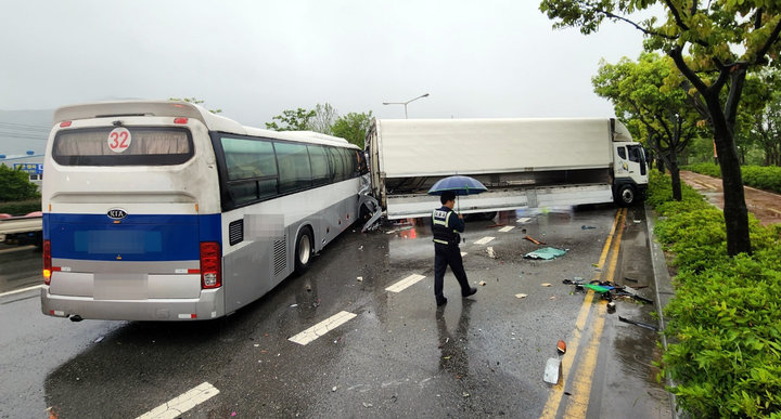 버스 빗길 미끄러져 2명 중상… 광주 2800가구 정전｜동아일보