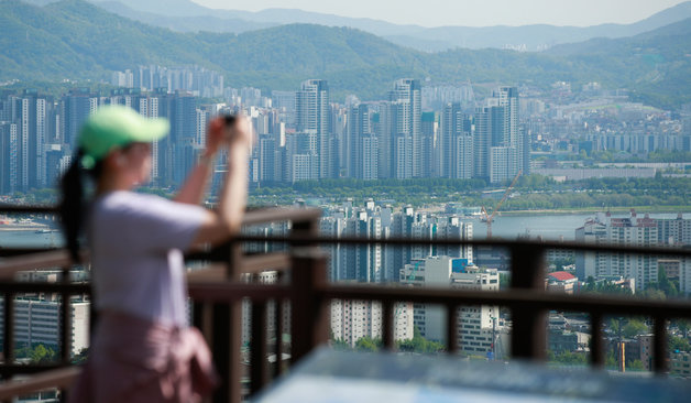 서울 남산에서 도심 아파트 단지가 보이고 있다. 2023.5.3/뉴스1