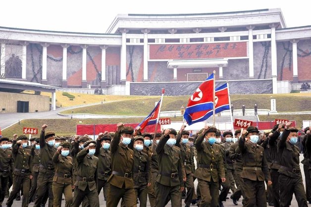 지난달에 북한에서 열린 ‘미제와 괴뢰 역적들을 죽탕쳐버리려는 노동계급과 직맹원들의 복수결의모임’ 모습. (평양 노동신문=뉴스1)