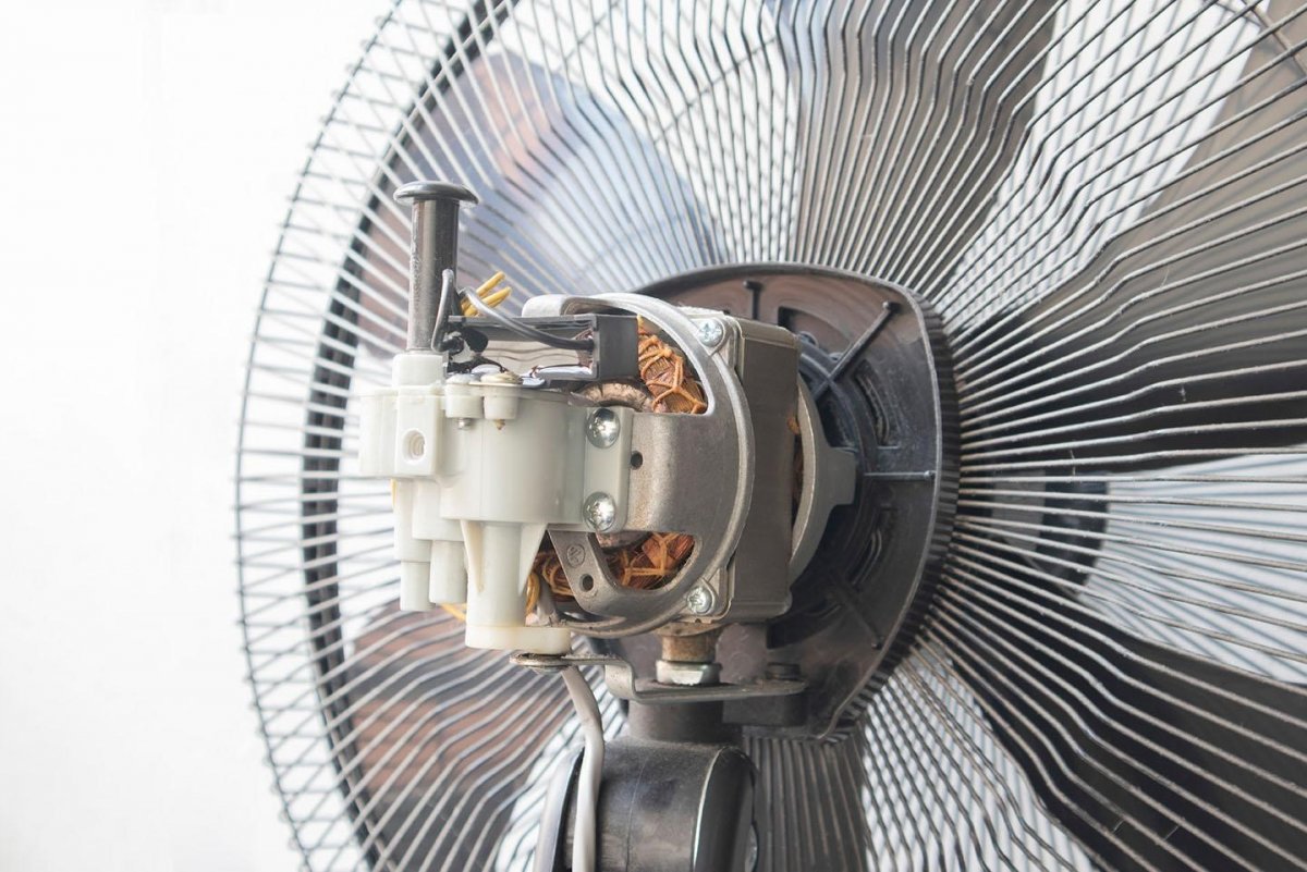구형 선풍기의 경우 AC 모터를 활용한 제품이 많습니다. AC 모터는 발열이 있어 오래 사용하면 한 번씩 열고 청소를 해주는 게 좋습니다. 출처=셔터스톡