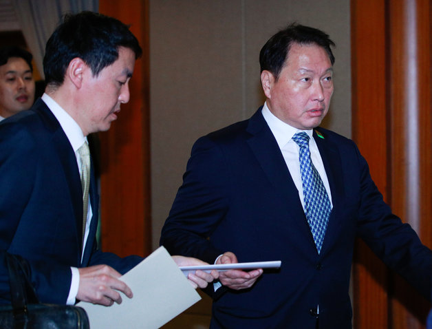 최태원 대한상공회의소 회장(SK그룹 회장)이 8일 오전 서울 중구 롯데호텔에서 기시다 후미오 일본 총리와 경제6단체장 간담회에 참석하기 위해 이동하고 있다. 2023.5.8/뉴스1