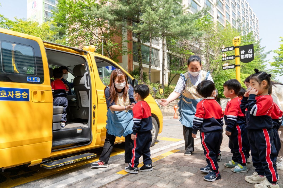 도로교통공단, SK가스, 한국교통안전공단이 설치한 어린이통학버스 안심정류장에서 어린이들이 승차하고 있다. 도로교통공단 제공