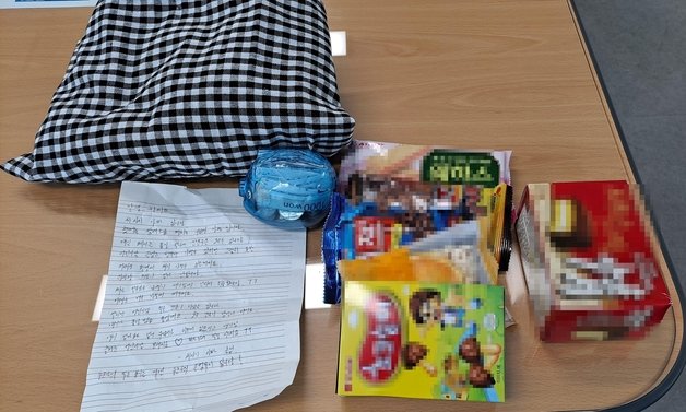 지난 4일 부산 북구 덕천2동 지구대에 익명의 기부자가 어린이날 어려운 가정에 전달해 달라며 돼지저금통과 과자 등을 전달했다(부산 북구청 제공)