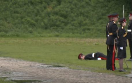 영국 왕립 해군(RN) 장교가 영국 국왕 대관식 행사 도중 쓰러졌다. GB NEWS 유튜브 캡처