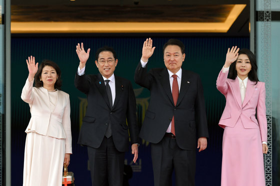 윤석열 대통령과 김건희 여사가 7일 서울 용산 대통령실 청사에서 열린 공식 환영식에서 기시다 후미오 일본 총리, 유코 여사와 함께 손을 흔들며 인사하고 있다. (대통령실 제공) 2023.5.7/뉴스1