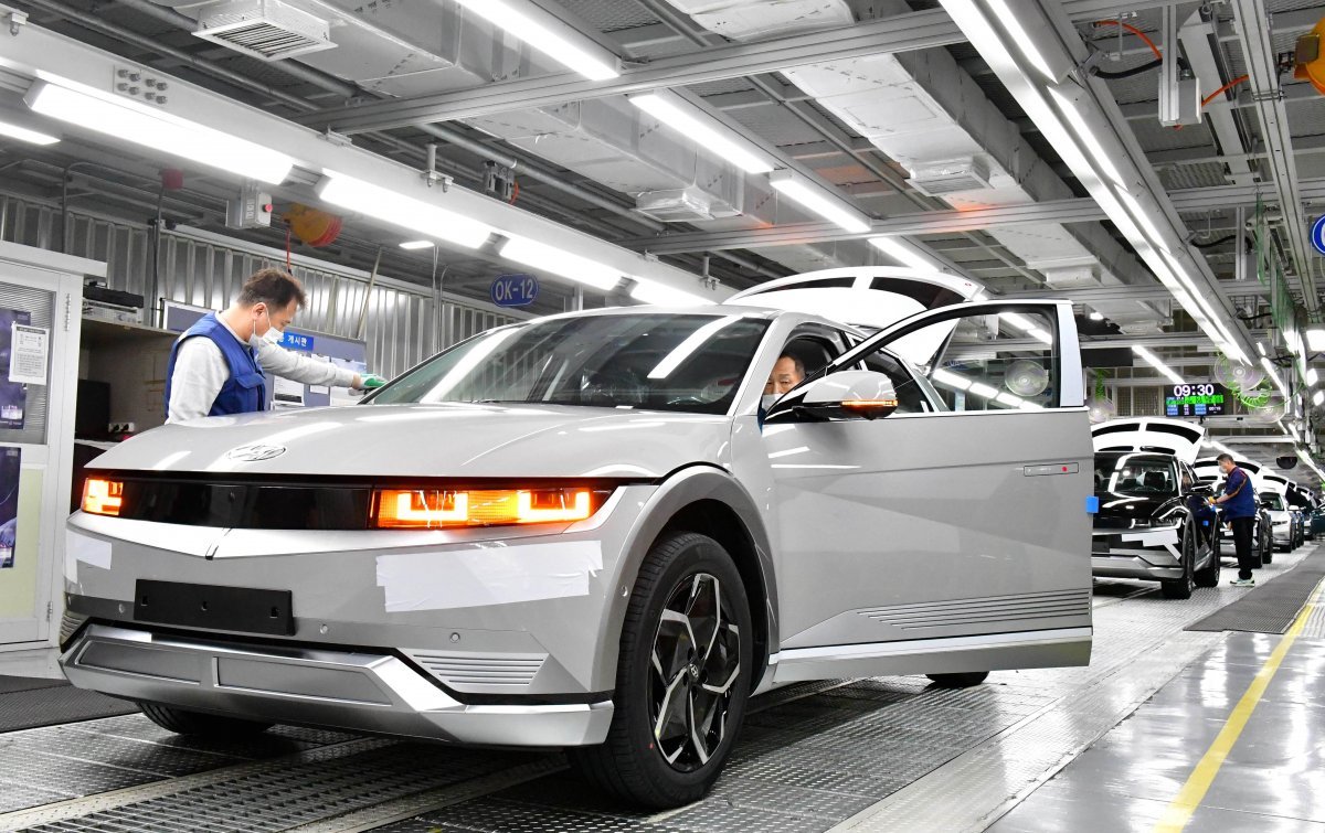 현대자동차의 전기차인 아이오닉5를 현대차 직원들이 울산 공장에서 생산하고 있는 모습. 현대자동차 제공