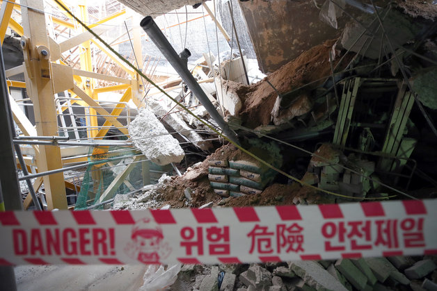 원희룡 국토교통부 장관이 2일 인천시 서구 검단의 한 아파트 지하주차장 슬래브 붕괴 현장을 찾았다. 이곳은 지난달 29일 지하주차장 지붕 구조물이 무너지는 사고가 발생했다. 2023.5.2. 뉴스1