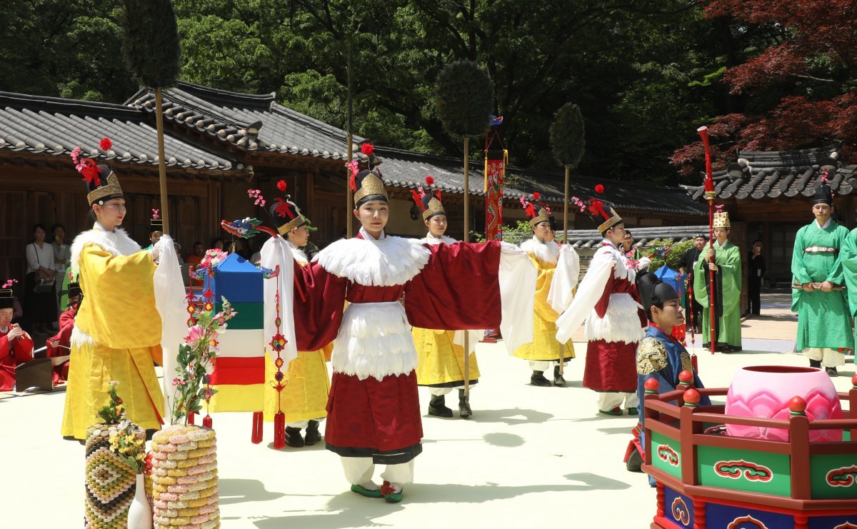 이 재현공연에는 여러 무용이 등장하는데요, 고려와 조선시대엔 궁중무용을 ‘정재’라고 했습니다. 이 사진의 춤은 ‘망선문’인데요, 공작 깃털 부채를 들고 추는 춤입니다.