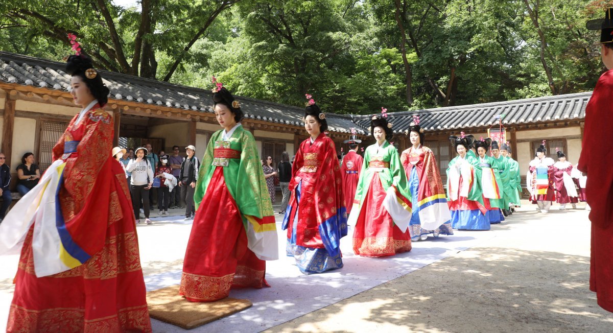 출연진들이 무대 쪽으로 입장하는 모습입니다.