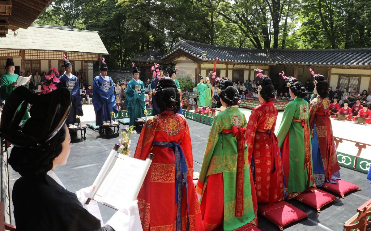 집회·제례 등 의식에서 그 진행 순서를 적어 낭독하게 하는 의례문서를 ‘홀기’라고 합니다. 사회자 역할을 맡은이가 이 홀기를 읽으며 잔치를 진행합니다.