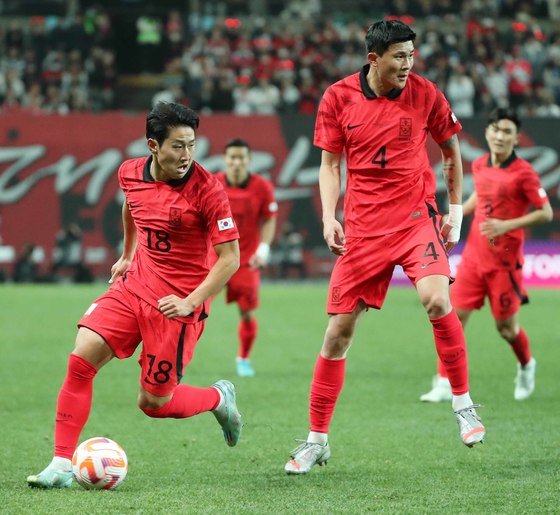 대한민국 축구 국가대표팀 이강인과 김민재./뉴스1