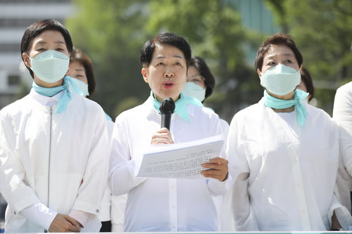 김영경 대한간호협회장이 9일 서울 용산구 대통령실 앞에서 간호법 제정을 위한 단식돌입 선언 취지발언을 하고 있다. 2023.05.09. 뉴시스