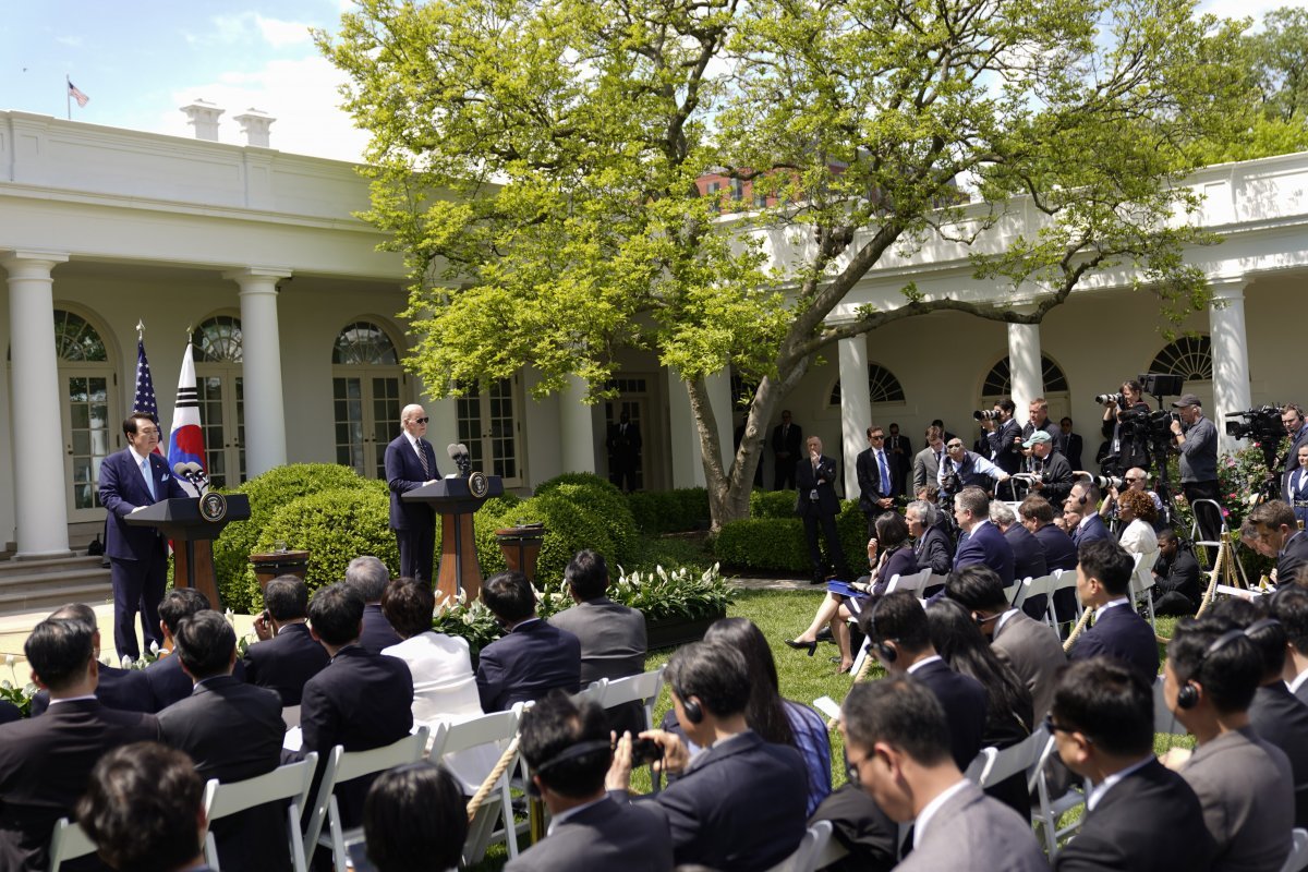 지난달 26일 미국 워싱턴 백악관에서 바이든 대통령과 윤석열 대통령이 합동 기자회견을 열어 기자들의 질문에 답하고 있다. 워싱턴=AP 뉴시스