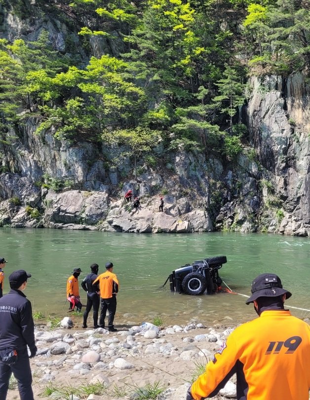 지난 7일 오후 2시38분쯤 열차로 이동하는 승객이 지나가다 ‘사람으로 보이는 물체가 있다’는 신고가 들어와 구조당국이 현장에 나가 수습 중이다.(경북소방본부 제공)