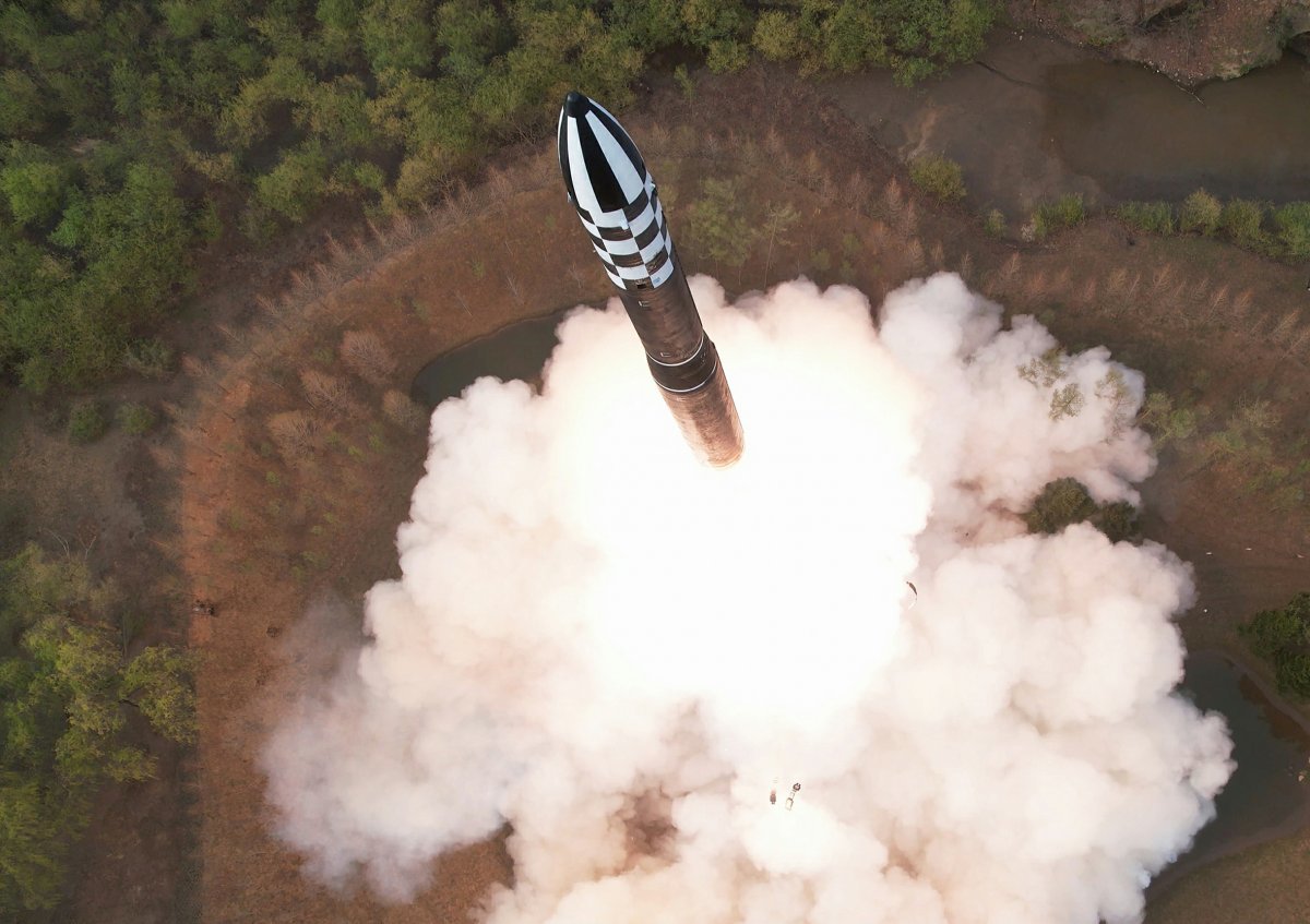 지난달 14일 노동신문에 보도된 화성-18형 신형 대륙간탄도미사일(ICBM) 발사 사진. 노동신문 뉴스1