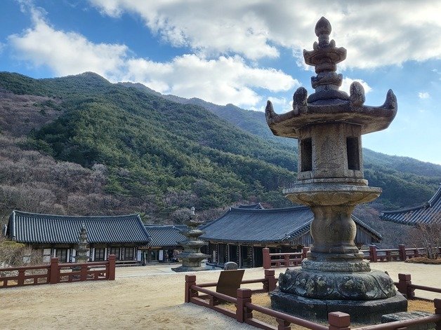 국보 ‘구례 화엄사 각황전 앞 석등’. 문화재청 제공