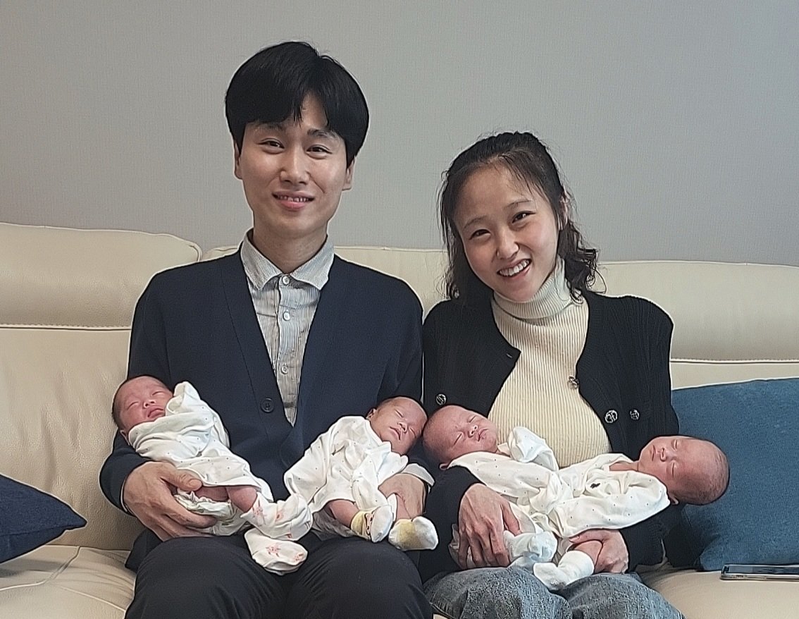 송리원PM(왼쪽)과 아내 차지혜 씨. 왼쪽부터 설록, 리지, 록시, 비전