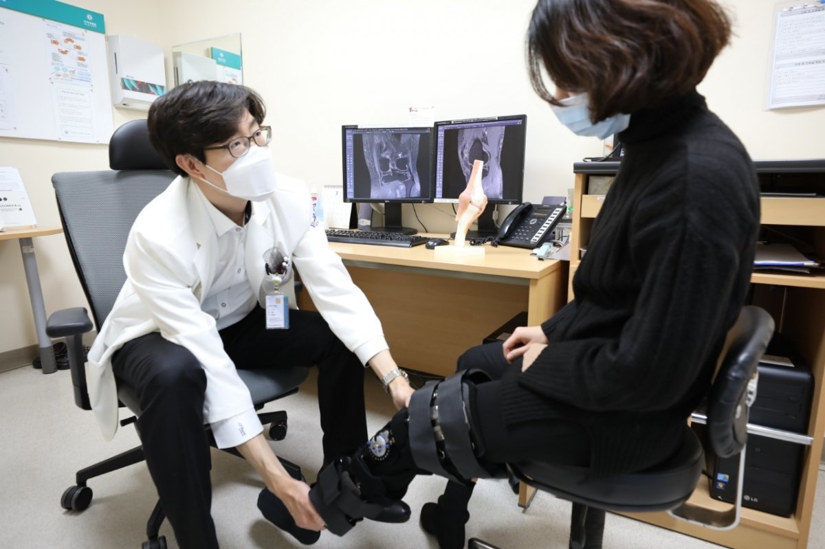 류동진 인하대병원 정형외과 교수가 해외 여행을 앞두고 병원을 찾은 퇴행성 관절염 환자의 무릎을 살펴보고 있다. 인하대병원 제공
