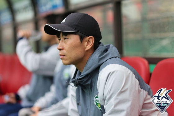 5일 오후 서울 마포구 서울월드컵경기장에서 열린 프로축구 K리그1 FC서울과 전북 현대모터스의 경기에서 김두현 전북 감독대행이 경기를 지켜보고 있다. 한국프로축구연맹 제공