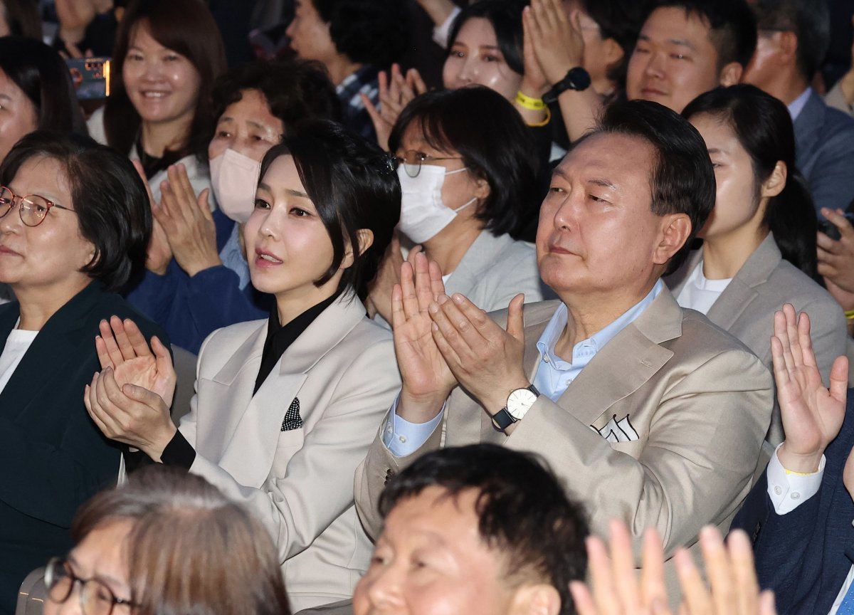 윤석열 대통령과 부인 김건희 여사가 10일 청와대 대정원에서 열린 ‘청와대 개방 1주년 기념 특별음악회‘에서 박수치고 있다. 2023.05.10. 대통령실통신사진기자단