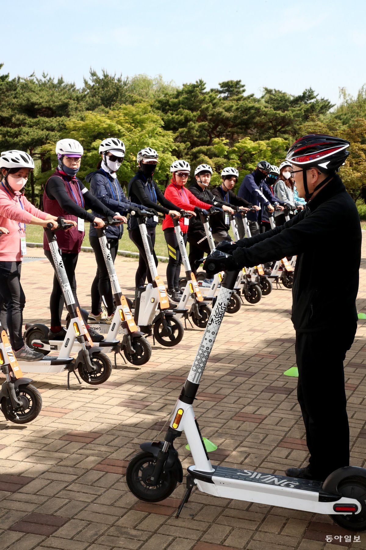 3일 서울 마포구 에너지드림센터 앞에서 시민들이 전동 킥보드 주행법을 배우고 있다. 서울시는 개인형이동장치(PM) 안전 교육 과정을 올 6월까지 시범 운영하고 있다. 전영한 기자 scoopjyh@donga.com