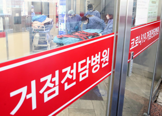서울 광진구 코로나19 거점 전담병원인 혜민병원에서 의료진이 환자를 이송하고 있다. 2022.1.3/뉴스1